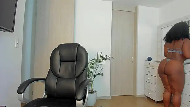 Snapshot of charlotte_tiller chatting on April 11, 2026, 1:02 am charlotte tiller online show from April 11, 2026, 1:02 am