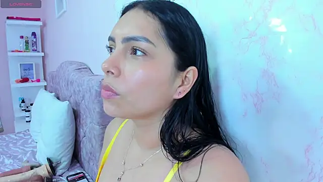 Snapshot of evelinn_belen chatting on April 22, 2026, 1:51 pm evelinn belen online show from April 22, 2026, 1:51 pm