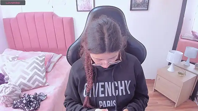 Amy joones online show from December 4, 2025, 12:48 pm