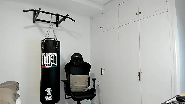 Snapshot of dan01_ chatting on December 15, 2025, 1:39 pm dan01 online show from December 15, 2025, 1:39 pm