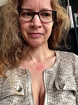 AnnikaRose online show from April 14, 2026, 6:07 am