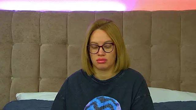 Snapshot of MariaNeumann chatting on September 19, 2025, 6:17 am MariaNeumann online show from September 19, 2025, 6:17 am