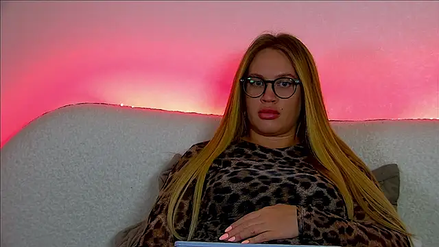 Snapshot of MariaNeumann chatting on March 19, 2025, 9:28 am MariaNeumann online show from March 19, 2025, 9:28 am