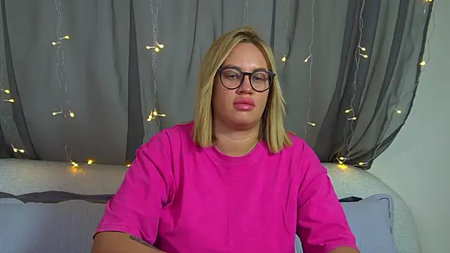 Snapshot of MariaNeumann chatting on November 23, 2025, 6:29 pm MariaNeumann online show from November 23, 2025, 6:29 pm