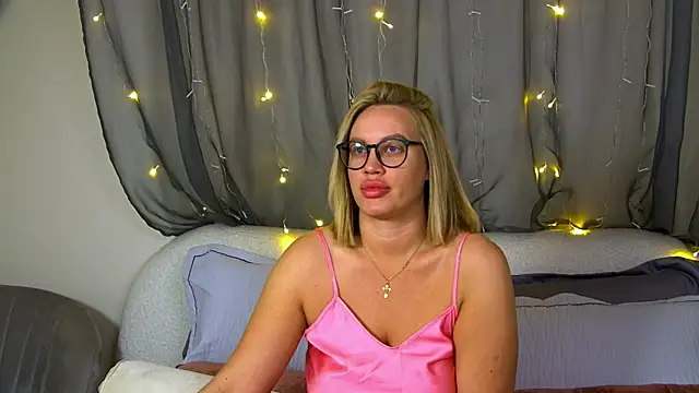 Snapshot of MariaNeumann chatting on October 29, 2025, 6:23 am MariaNeumann online show from October 29, 2025, 6:23 am