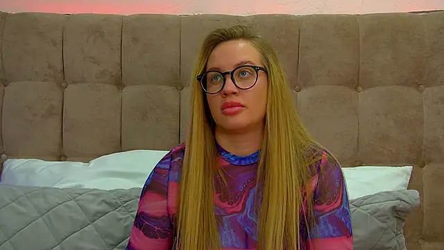 Snapshot of MariaNeumann chatting on March 7, 2025, 7:08 am MariaNeumann online show from March 7, 2025, 7:08 am