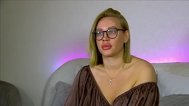 Snapshot of MariaNeumann chatting on October 2, 2025, 6:28 am MariaNeumann online show from October 2, 2025, 6:28 am