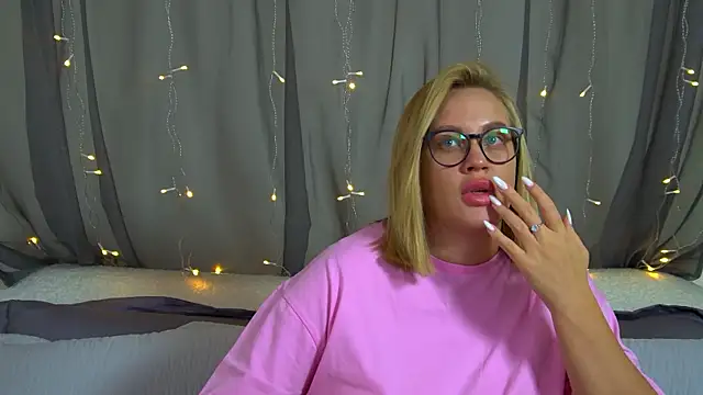 Snapshot of MariaNeumann chatting on November 22, 2025, 6:29 pm MariaNeumann online show from November 22, 2025, 6:29 pm