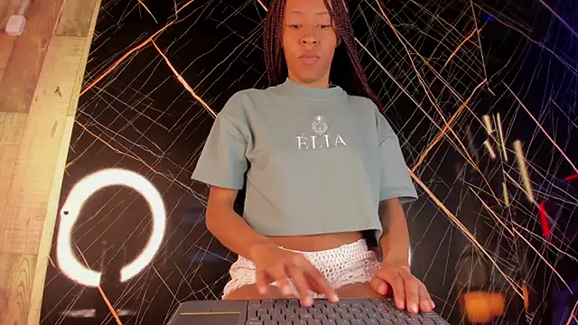 Kloe Suarez  online show from November 17, 2025, 7:40 pm