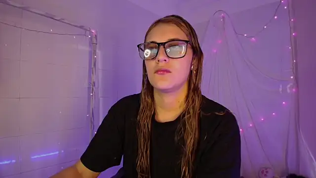 Giia paiige18 online show from November 20, 2025, 1:34 pm