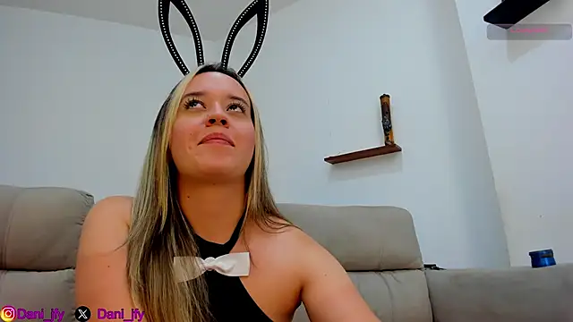 Snapshot of Dani_javi chatting on December 2, 2025, 1:06 am Dani javi online show from December 2, 2025, 1:06 am