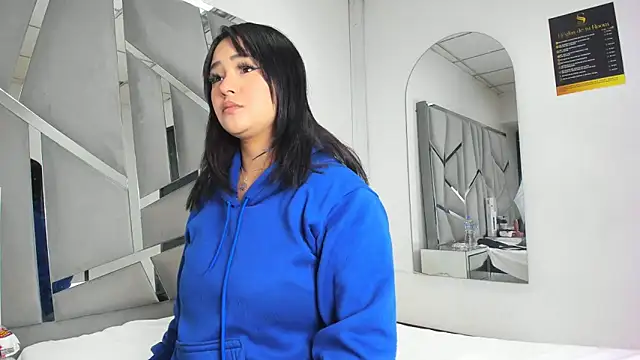 Snapshot of Catherinee69_x chatting on October 28, 2025, 4:02 am Catherinee69 x online show from October 28, 2025, 4:02 am