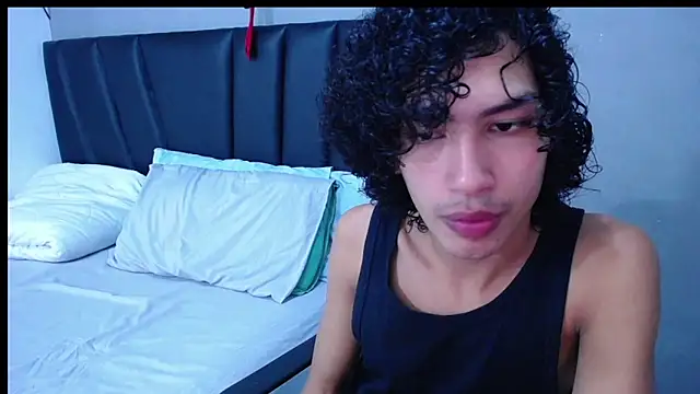 Snapshot of Tayronx33 chatting on November 3, 2025, 5:49 pm Tayronx33 online show from November 3, 2025, 5:49 pm