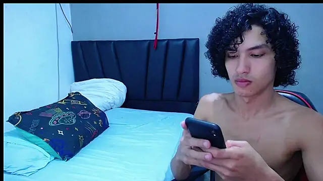 Snapshot of Tayronx33 chatting on November 1, 2025, 8:03 pm Tayronx33 online show from November 1, 2025, 8:03 pm