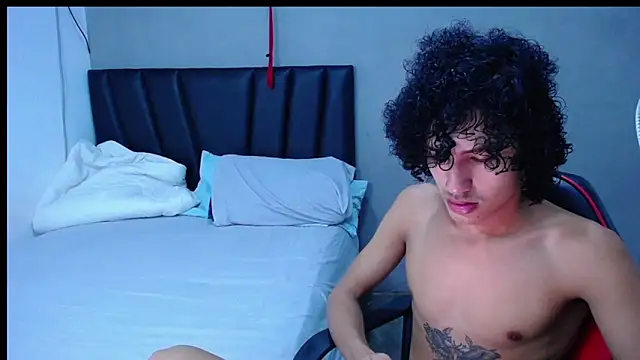 Snapshot of Tayronx33 chatting on November 4, 2025, 4:33 pm Tayronx33 online show from November 4, 2025, 4:33 pm