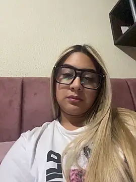 Miabonnett  online show from May 15, 2026, 1:14 am