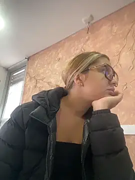 Miabonnett  online show from November 19, 2025, 12:16 pm