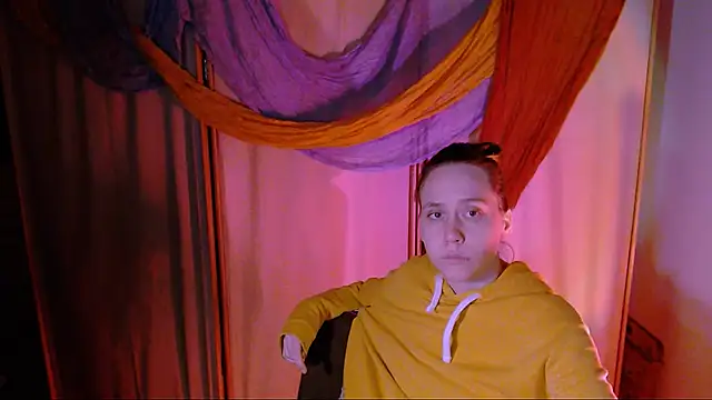 Snapshot of Malinax chatting on December 1, 2025, 10:43 pm Malinax online show from December 1, 2025, 10:43 pm