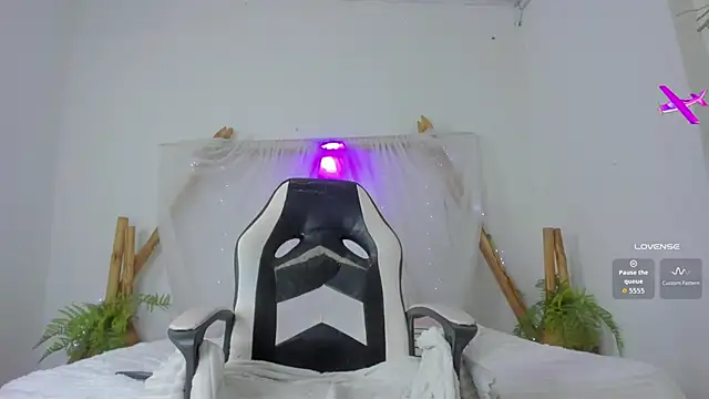 Snapshot of _RedMoon chatting on December 21, 2025, 5:47 pm RedMoon online show from December 21, 2025, 5:47 pm