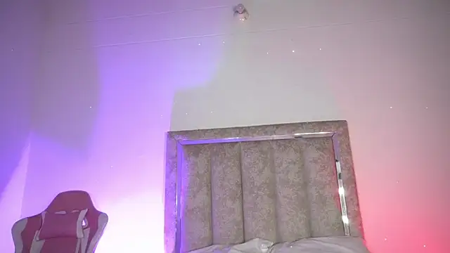 Snapshot of little-Emma chatting on June 4, 2026, 12:26 am little-Emma online show from June 4, 2026, 12:26 am