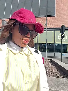 Black Dolll online show from April 14, 2026, 12:32 pm