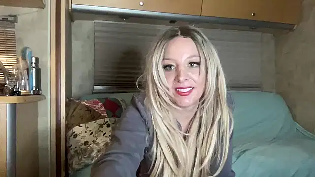 Snapshot of MonroeLoves chatting on December 15, 2025, 5:02 am MonroeLoves online show from December 15, 2025, 5:02 am