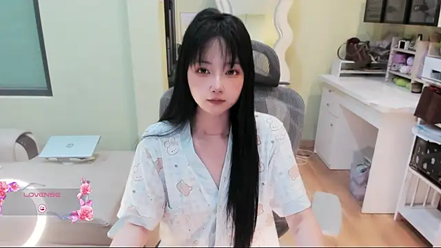 Snapshot of Nery_Asian chatting on July 15, 2026, 2:35 pm Nery Asian online show from July 15, 2026, 2:35 pm