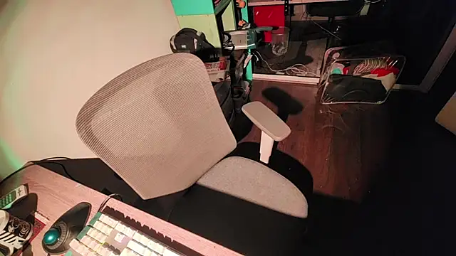 estivalia xxx online show from April 15, 2026, 10:43 pm