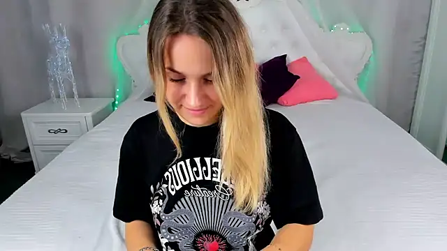 Snapshot of Milka_Blond chatting on November 1, 2025, 1:34 am Milka Blond online show from November 1, 2025, 1:34 am