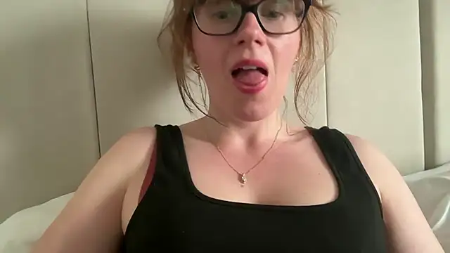 redheadrosie69 online show from April 1, 2026, 2:14 pm