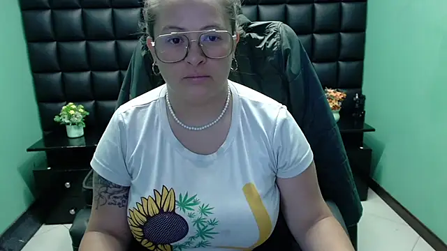 Snapshot of SaraThomso chatting on February 22, 2025, 3:01 am SaraThomso online show from February 22, 2025, 3:01 am