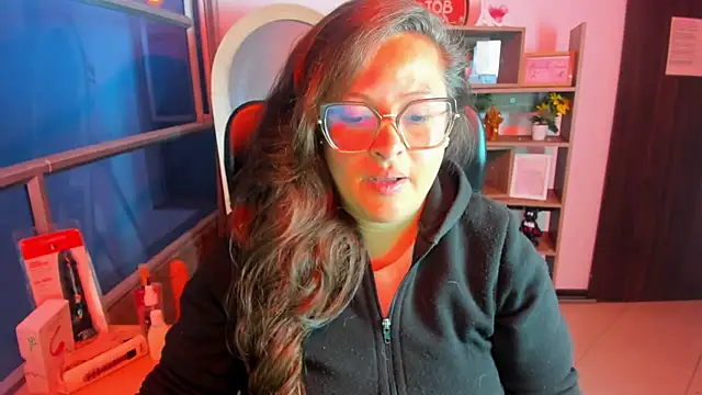 Snapshot of SaraThomso chatting on November 9, 2025, 3:21 am SaraThomso online show from November 9, 2025, 3:21 am