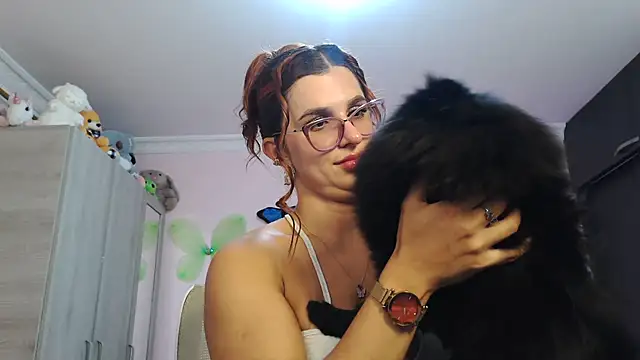 Snapshot of caroline_jonson chatting on November 16, 2025, 9:19 pm caroline jonson online show from November 16, 2025, 9:19 pm