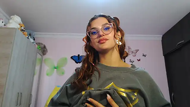 Snapshot of caroline_jonson chatting on December 4, 2025, 8:19 pm caroline jonson online show from December 4, 2025, 8:19 pm