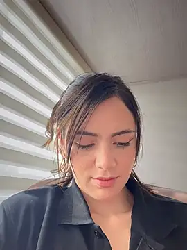 Lorraine Leon online show from March 21, 2025, 8:29 pm