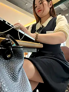 Snapshot of Emily_9xx chatting on November 30, 2025, 5:30 am Emily 9xx online show from November 30, 2025, 5:30 am