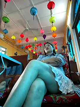 Snapshot of Emily_9xx chatting on November 8, 2025, 4:05 am Emily 9xx online show from November 8, 2025, 4:05 am