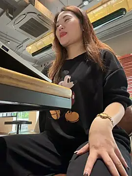 Snapshot of Emily_9xx chatting on November 12, 2025, 2:04 am Emily 9xx online show from November 12, 2025, 2:04 am