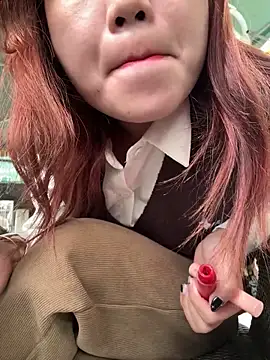 Snapshot of Emily_9xx chatting on December 20, 2024, 6:19 am Emily 9xx online show from December 20, 2024, 6:19 am