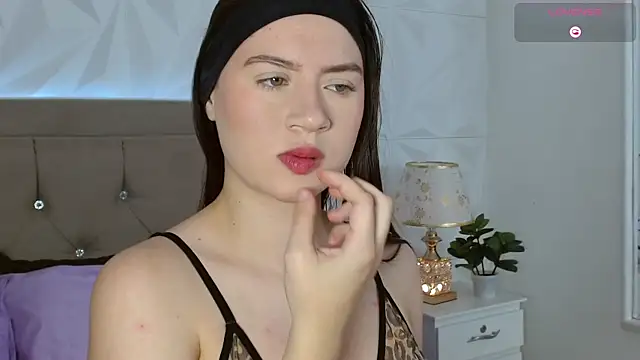 Snapshot of Gwen_drew chatting on October 28, 2025, 12:59 pm Gwen drew online show from October 28, 2025, 12:59 pm