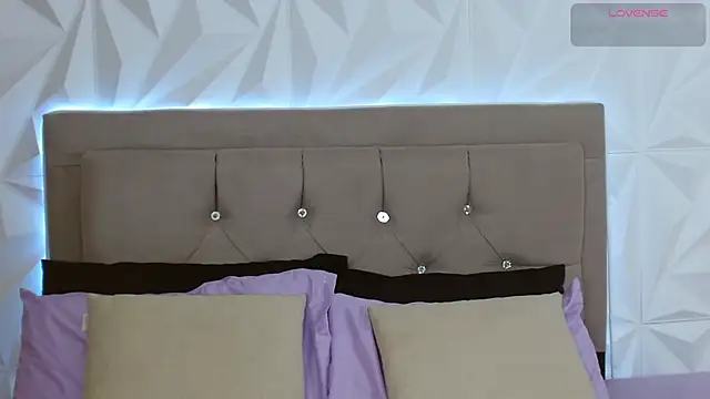 Snapshot of Gwen_drew chatting on October 26, 2025, 1:00 pm Gwen drew online show from October 26, 2025, 1:00 pm