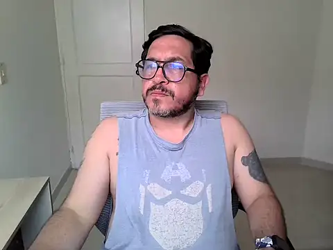 OsoMaduro12 online show from December 1, 2025, 8:42 pm