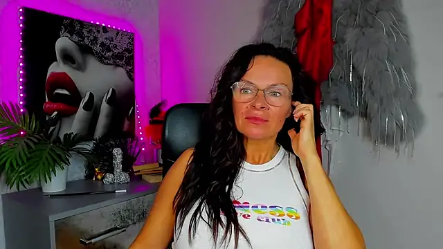 Snapshot of HelenLuxx chatting on July 13, 2026, 12:48 pm HelenLuxx online show from July 13, 2026, 12:48 pm