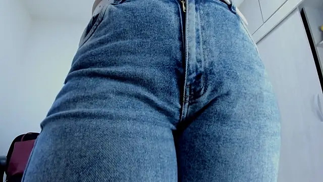 Amelia Debora Antonella online show from March 3, 2026, 1:29 pm