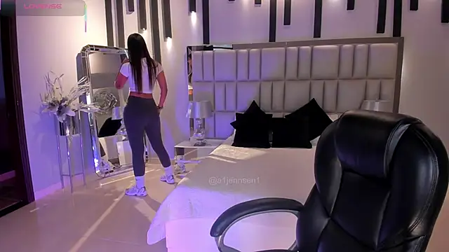 Snapshot of AllyJensen chatting on November 3, 2025, 10:30 am AllyJensen online show from November 3, 2025, 10:30 am