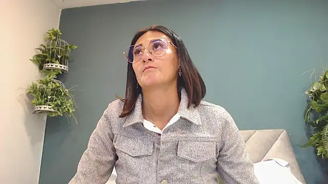 Snapshot of SharisWillian chatting on December 18, 2025, 4:06 am SharisWillian online show from December 18, 2025, 4:06 am