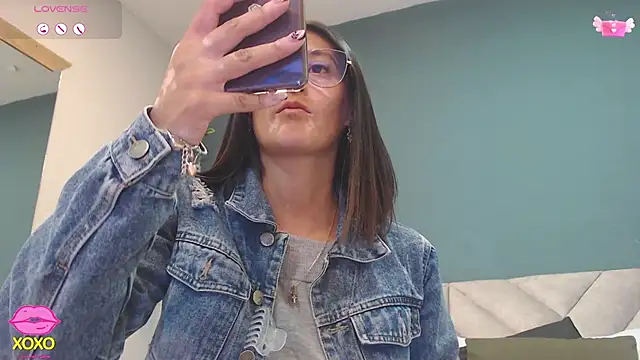 Snapshot of SharisWillian chatting on February 14, 2026, 4:23 am SharisWillian online show from February 14, 2026, 4:23 am