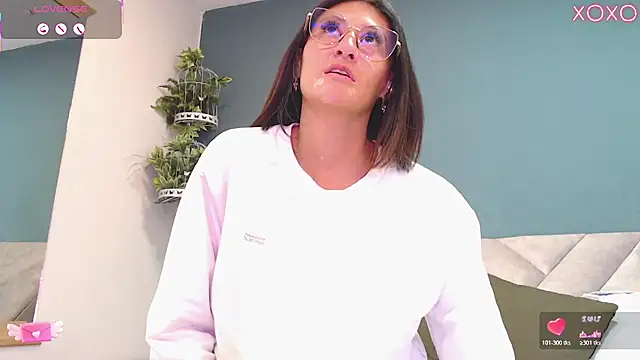 Snapshot of SharisWillian chatting on October 27, 2025, 4:02 am SharisWillian online show from October 27, 2025, 4:02 am