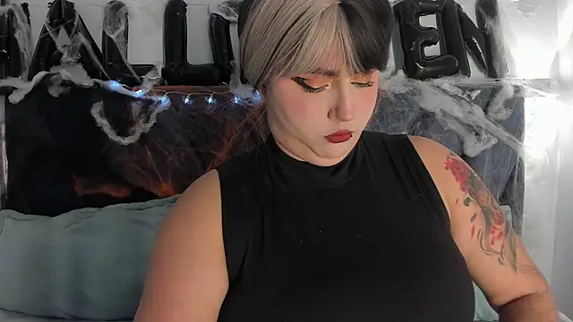 Snapshot of Karmilla_Rosse chatting on October 14, 2025, 10:27 am Karmilla Rosse online show from October 14, 2025, 10:27 am