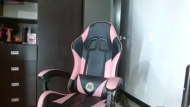 charlotbelucci  online show from November 27, 2025, 8:37 am